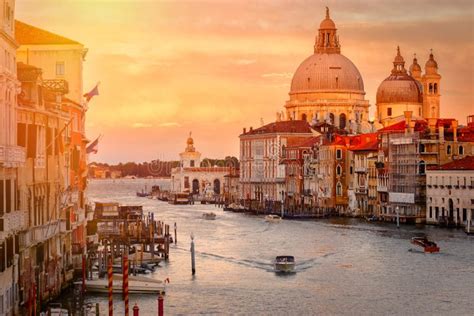 Un Tramonto a Venezia? Un viaggio romantico nella storia e nell'amore perduto!